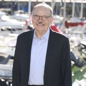 Il aime regarder des films d’auteur étrangers, lire des scénarios, des pièces de théâtre et de la littérature.

Jean-Pierre Darroussin de la série Monsieur
La 27e édition du Festival de la Fiction de La Rochelle, mercredi 17 septembre 2025. © Christophe Aubert via Bestimage