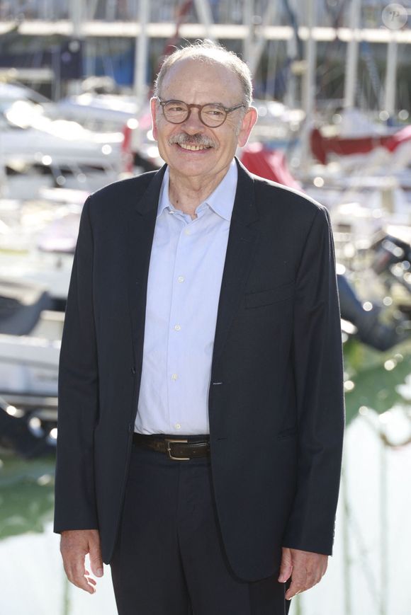 Il aime regarder des films d’auteur étrangers, lire des scénarios, des pièces de théâtre et de la littérature.

Jean-Pierre Darroussin de la série Monsieur
La 27e édition du Festival de la Fiction de La Rochelle, mercredi 17 septembre 2025. © Christophe Aubert via Bestimage