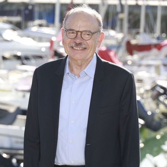 Il aime regarder des films d’auteur étrangers, lire des scénarios, des pièces de théâtre et de la littérature.

Jean-Pierre Darroussin de la série Monsieur
La 27e édition du Festival de la Fiction de La Rochelle, mercredi 17 septembre 2025. © Christophe Aubert via Bestimage