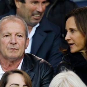 Rolland Courbis et sa femme Clara Paban Courbis dans les tribunes lors du match de Ligue 1 "PSG - Rennes" au Parc des Princes à Paris, le 12 mai 2018.
© Marc Ausset-Lacroix/Bestimage