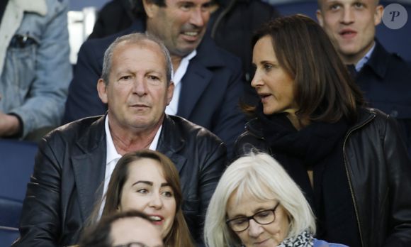 Rolland Courbis et sa femme Clara Paban Courbis dans les tribunes lors du match de Ligue 1 "PSG - Rennes" au Parc des Princes à Paris, le 12 mai 2018.
© Marc Ausset-Lacroix/Bestimage