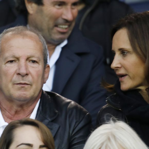 Rolland Courbis et sa femme Clara Paban Courbis dans les tribunes lors du match de Ligue 1 "PSG - Rennes" au Parc des Princes à Paris, le 12 mai 2018.
© Marc Ausset-Lacroix/Bestimage