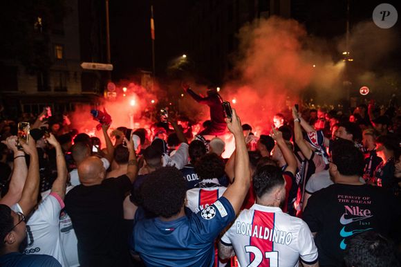 Un exploit célébré dans toute la capitale, théâtre de débordements
Ambiance à Paris après la victoire du PSG face à l'Inter Milan (5-0) en finale de la Ligue Des Champions 2025 à l'Allianz Arena de Munich, le 31 mai 2025.
© Baptiste Autissier/PsnewZ/Bestimage