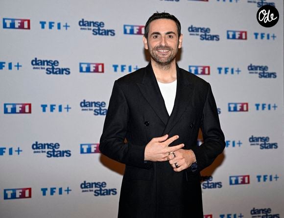 Le présentateur a animé la quotidienne de fin de journée pendant deux saisons.

Camille Combal lors de la séance photo organisée à l'occasion du lancement de la nouvelle saison 2026 de "Danses avec les stars" (DALS), le 18 décembre 2025 aux studios TF1 à Boulogne-Billancourt - Photo de Joly V/ANDBZ/ABACAPRESS.COM