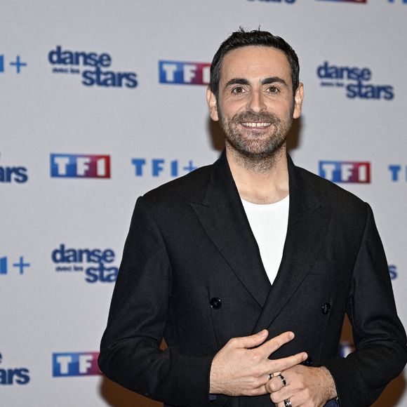 Le présentateur a animé la quotidienne de fin de journée pendant deux saisons.

Camille Combal lors de la séance photo organisée à l'occasion du lancement de la nouvelle saison 2026 de "Danses avec les stars" (DALS), le 18 décembre 2025 aux studios TF1 à Boulogne-Billancourt - Photo de Joly V/ANDBZ/ABACAPRESS.COM