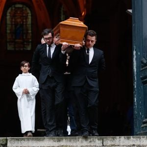 Et rand nombre de personnalités ont fait le déplacement pour lui rendre un ultime hommage. 

Illustration cercueil - Sorties des obsèques de Niels Arestrup à l'Église Saint-Roch à Paris. Le 10 décembre 2024
© Christophe Clovis / Bestimage