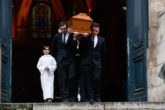 Et rand nombre de personnalités ont fait le déplacement pour lui rendre un ultime hommage. 

Illustration cercueil - Sorties des obsèques de Niels Arestrup à l'Église Saint-Roch à Paris. Le 10 décembre 2024
© Christophe Clovis / Bestimage