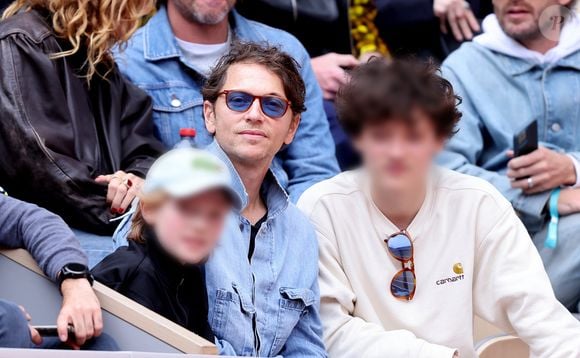 Le chanteur était à Roland-Garros avec Roman et Aliocha ce mardi 27 mai

Le chanteur Raphaël et ses enfants dans les tribunes lors des Internationaux de France de Tennis de Roland Garros 2025, à Paris, France, le 27 mai 2025. © Jacovides-Moreau/Bestimage