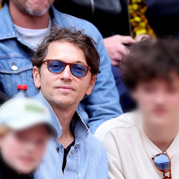 Le chanteur était à Roland-Garros avec Roman et Aliocha ce mardi 27 mai

Le chanteur Raphaël et ses enfants dans les tribunes lors des Internationaux de France de Tennis de Roland Garros 2025, à Paris, France, le 27 mai 2025. © Jacovides-Moreau/Bestimage