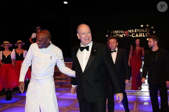 Le Chef Marcel Ravin et le Prince Albert II de Monaco lors du 2025 Festival des Etoilés Monte-Carlo au Sporting de Monte-Carlo à Monaco, le 29 novembre 2025. Photo par Jean-Charles Vinaj/ABACAPRESS.COM