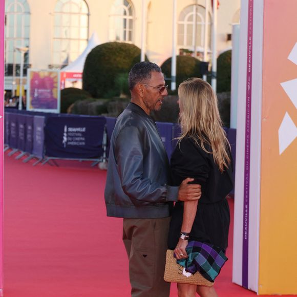 Roschdy Zem et sa compagne Sarah Poniatowski sur le tapis rouge lors de la première du film 'L'Invitation' pendant la 52ème édition du Festival du Cinéma Américain de Deauville, France, le 5 septembre 2026. © Denis Guignebourg/Bestimage