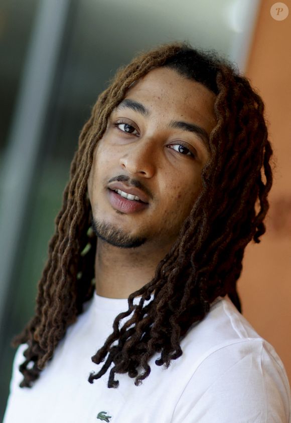 Le chanteur Théodore (Théodore Levisse) au village lors des Internationaux de France de Tennis de Roland Garros 2026. Paris, le 26 mai 2026.
© Jacovides / Moreau / Bestimage