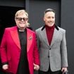 Elton John en vacances en France : ce restaurant niché sur une île au large de Cannes où ils ont leurs habitudes