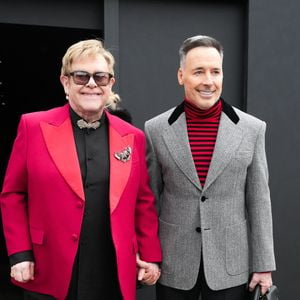 Avant deux concerts prévus à Mexico les 2 et 3 octobre, Elton John a partagé des photos de ses vacances estivales avec son mari David Furnish et leurs deux fils, Zachary et Elijah.

Elton John et David Furnish assistent au défilé Valentino Haute Couture printemps-été, lors de la Fashion Week de Paris à Paris, en France.

© Lucia Sabatelli / Bestimage