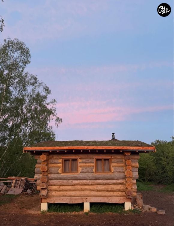Vianney a terminé la construction de sa cabane en bois en pleine forêt et montre le résultat sur Instagram le 12 avril 2026.