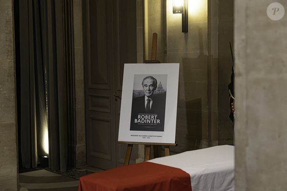Son cénotaphe a été exposé au Conseil constitutionnel avant la cérémonie, accompagnée de lectures et de prestations musicales.

De nombreuses personnes viennent rendre hommage à Robert Badinter au conseil Constitutionnel, la veille de son entrée au Panthéon.
Paris, le 8 octobre 2025.

© Florian Savina / Bestimage