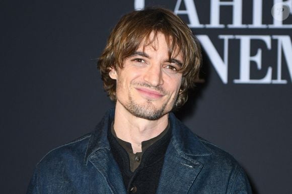 Niels Schneider assiste au Prix André Bazin Cahiers Du Cinéma à La Coupole à Paris, France, le 12 décembre 2024. Photo par Aurore Marechal/ABACAPRESS.COM