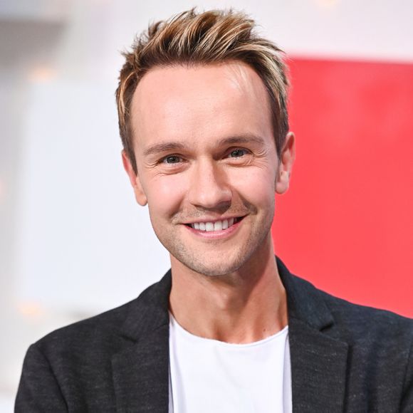 Une forme olympique qu'il doit à une activité sportive intense.

Exclusif - Cyril Féraud - Enregistrement de l'émission Vivement dimanche au studio Gabriel, présentée par M.Drucker et diffusée sur France 3 le 05 novembre 2023.
© Guillaume Gaffiot / Bestimage