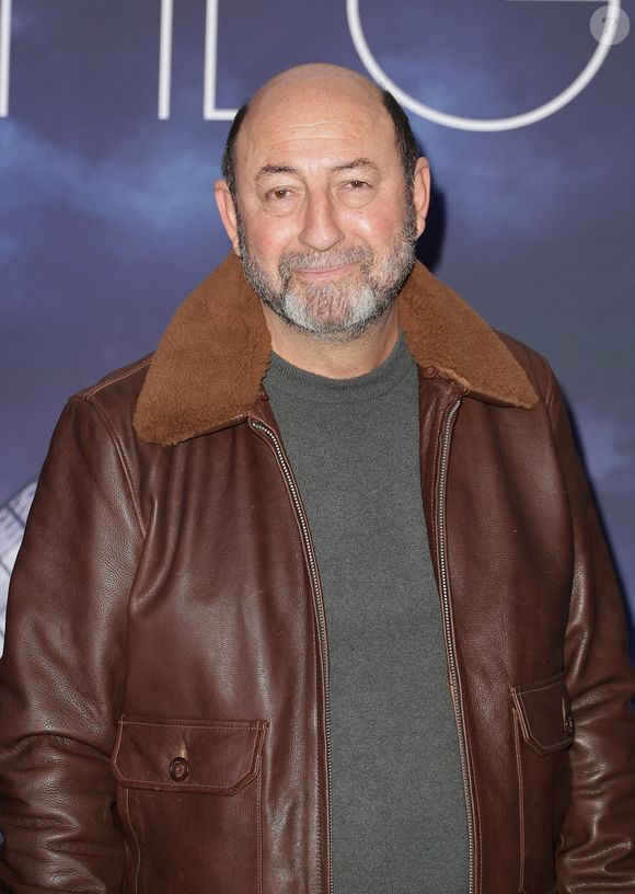 Sa maison d’enfance se trouvait en face des rails de marchandises, un cadre modeste mais devenu un véritable havre de paix pour lui.

Kad Merad - Avant-première de la série "Belphegor" au cinéma Pathé Palace à Paris le 10 décembre 2025. © Coadic Guirec/Bestimage