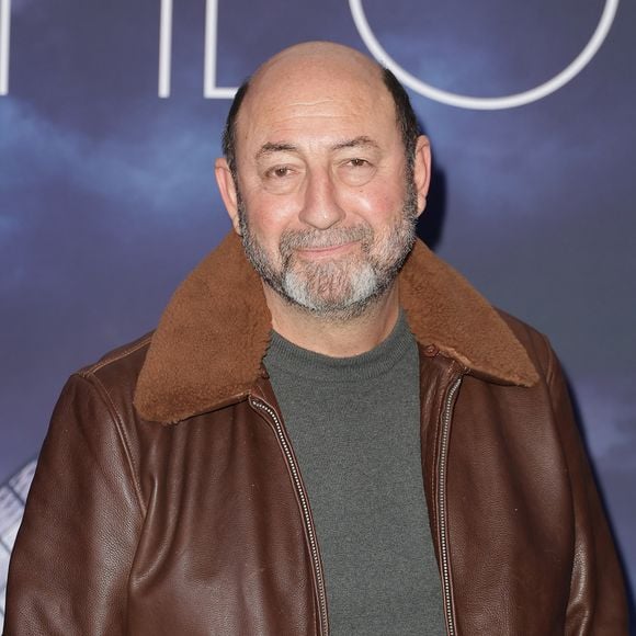 Sa maison d’enfance se trouvait en face des rails de marchandises, un cadre modeste mais devenu un véritable havre de paix pour lui.

Kad Merad - Avant-première de la série "Belphegor" au cinéma Pathé Palace à Paris le 10 décembre 2025. © Coadic Guirec/Bestimage