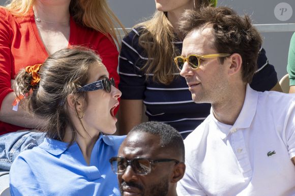 Benjamin Lavernhe et sa compagne Rebecca Marder - Célébrités dans les tribunes des internationaux de France de Roland Garros à Paris le 31 mai 2022. © Cyril Moreau - Dominique Jacovides/Bestimage