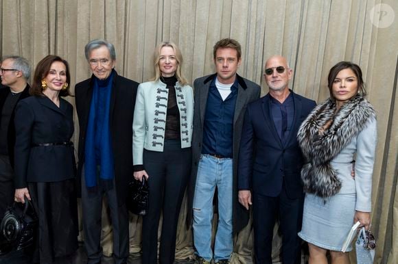 Bernard Arnault, Delphine Arnault , Jonathan Anderson (J.W. Anderson), Jeff Bezos et sa femme Lauren Sánchez - Greeting au défilé Dior "Collection Haute Couture Printemps/Eté 2026" lors de la Fashion Week de Paris (PFW), au musée Rodin, à Paris, France, le 26 janvier 2026. © Olivier Borde/Bestimage
