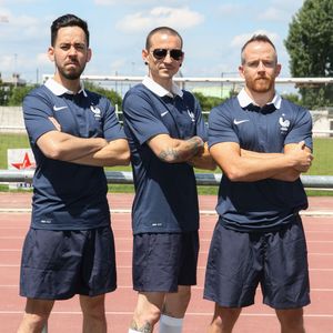 Linkin Park annonce un show différent pour l’ouverture de cette finale
Mike Shinoda, Chester Bennington et Dave Farrell - Le groupe Linkin Park rencontre ses fans lors d'un match de football au stade annexe du Stade de France à Saint-Denis le 11 juin 2014. Veeren -Christophe Clovis / Bestimage