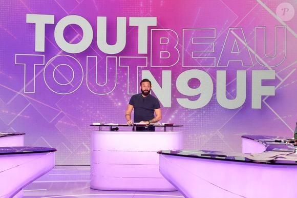 Exclusif - Cyril Hanouna, sur le plateau de l'émission TBT9 (Tout beau tout n9uf) présentée par C.Hanouna, et diffusée en direct sur W9, Paris, France, le 19 novembre 2025. © Jack Tribeca / Bestimage