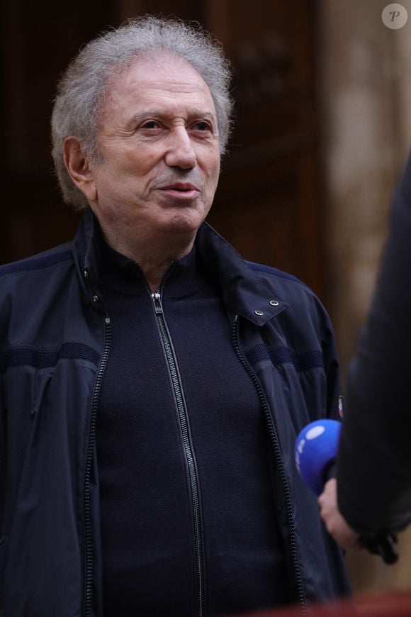 Michel Drucker - Obsèques de Sylvain Augier en l'église de Sommières, petite commune du Gard le 27 mars 2024. L'ancien présentateur de La Carte au trésor est décédé brutalement à 68 ans le samedi 16 mars à son domicile de Lecques. © Franz Chavaroche/Nice-Matin/Bestimage