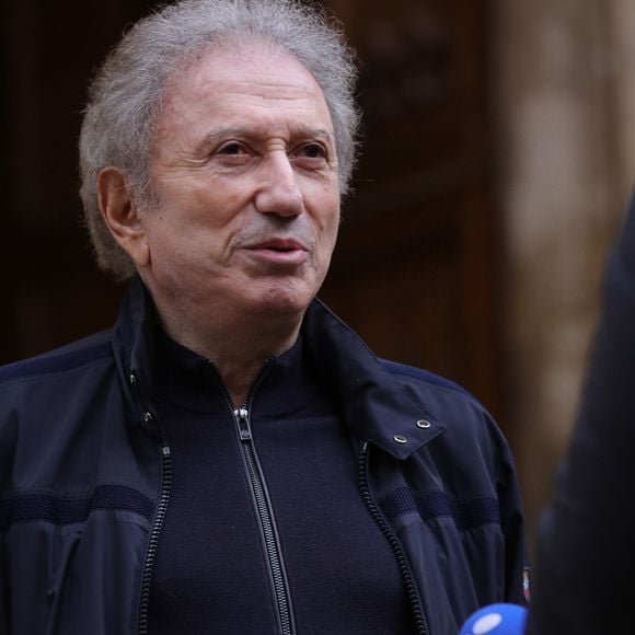 Michel Drucker - Obsèques de Sylvain Augier en l'église de Sommières, petite commune du Gard le 27 mars 2024. L'ancien présentateur de La Carte au trésor est décédé brutalement à 68 ans le samedi 16 mars à son domicile de Lecques. © Franz Chavaroche/Nice-Matin/Bestimage