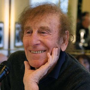 On le sait, Alain Souchon est un amoureux de la Bretagne. Avec sa femme Françoise il possède une demeure à La Trinité située à 20 mètres de la mer. 

Alain Souchon lors de la 90ème édition au café Les Deux Magots, pour la causerie "L'esprit rive gauche selon A.Souchon" à Paris. G.Boley est le lauréat de cette année pour son livre "A ma soeur et unique" (Ed. Grasset). 
© Denis Guigenbourg / Bestimage