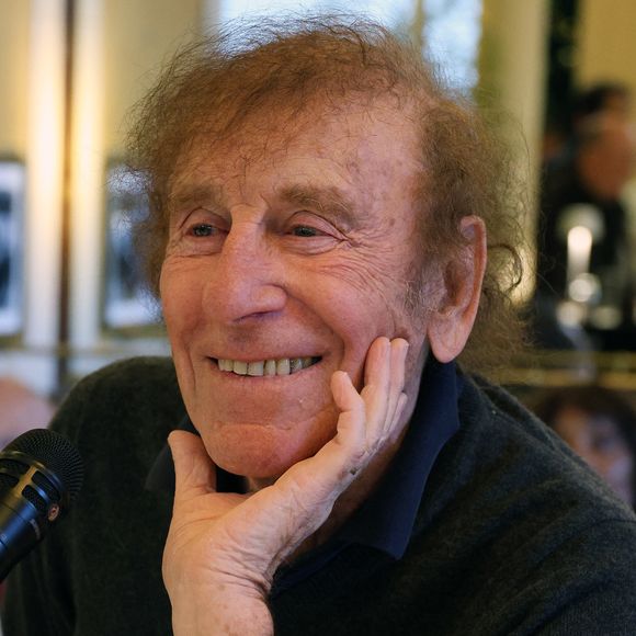 On le sait, Alain Souchon est un amoureux de la Bretagne. Avec sa femme Françoise il possède une demeure à La Trinité située à 20 mètres de la mer. 

Alain Souchon lors de la 90ème édition au café Les Deux Magots, pour la causerie "L'esprit rive gauche selon A.Souchon" à Paris. G.Boley est le lauréat de cette année pour son livre "A ma soeur et unique" (Ed. Grasset). 
© Denis Guigenbourg / Bestimage