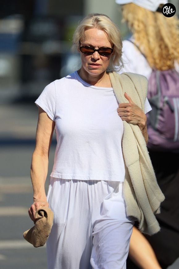 Exclusif - Sydney, Australie : L'actrice Pamela Anderson a été aperçue en train de se promener à Sydney ce lundi après-midi. La comédienne canadienne a effectué une longue marche en boucle à travers la ville portuaire. Backgrid USA / Bestimage


Pictured: Pamela Denise Anderson, Pamela Anderson