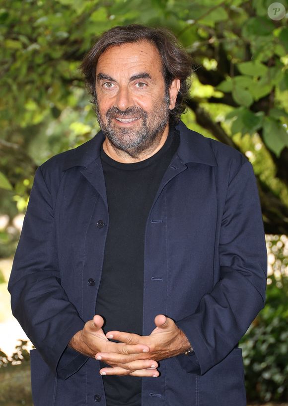 Parfois, ces tubes sont nés d’échecs, comme "Les feuilles mortes", initialement un échec commercial devenu un standard du jazz. 

André Manoukian - Photocall du film "Le Choix Du Pianiste" lors de la 17ème édition du Festival du Film Francophone de Angoulême (FFA). Le 30 août 2024 
© Coadic Guirec / Bestimage