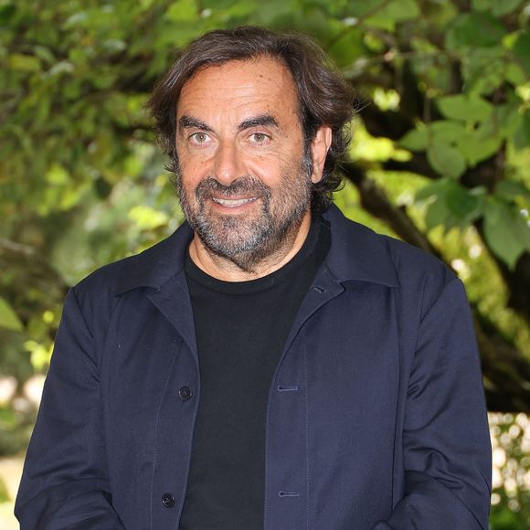 Parfois, ces tubes sont nés d’échecs, comme "Les feuilles mortes", initialement un échec commercial devenu un standard du jazz. 

André Manoukian - Photocall du film "Le Choix Du Pianiste" lors de la 17ème édition du Festival du Film Francophone de Angoulême (FFA). Le 30 août 2024 
© Coadic Guirec / Bestimage