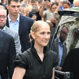Céline Dion à la sortie de l'hôtel Royal Monceau à Paris avant l'ouverture des Jeux Olympiques (JO) de Paris 2024, à Paris, France, le 24 juillet 2024. (Agence/Bestimage).