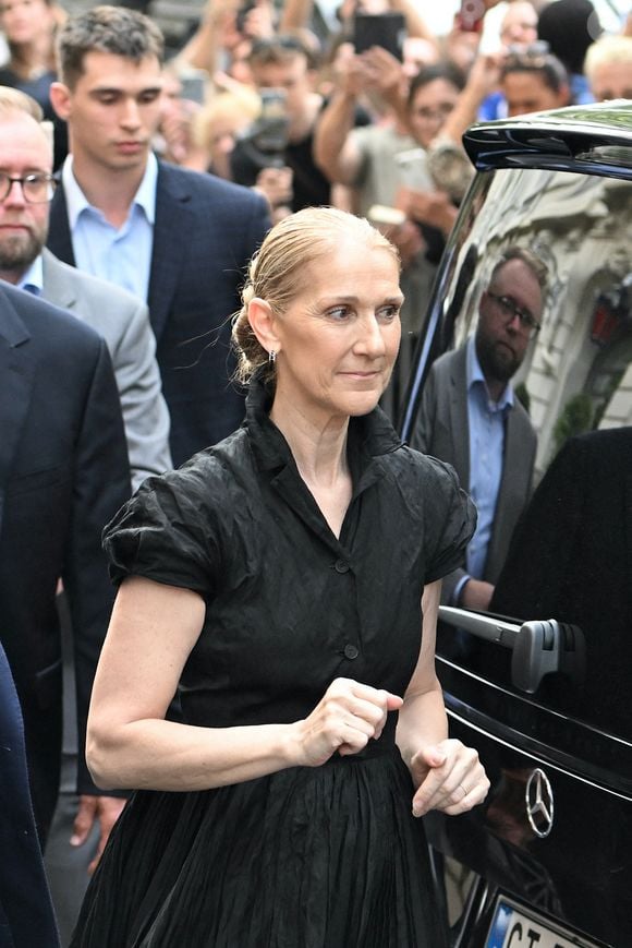 Céline Dion à la sortie de l'hôtel Royal Monceau à Paris avant l'ouverture des Jeux Olympiques (JO) de Paris 2024, à Paris, France, le 24 juillet 2024. (Agence/Bestimage).