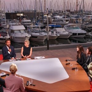 Exclusif - Louise Ekland, Bastien Bouillon, Anne-Elisabeth Lemoine, Monica Bellucci, Bertrand Chameroy, Vincent Lacoste, Simon Abkarian, Nadia Tereszkiexicz - Plateau de l'émission "C à vous" lors du 79ème Festival International du Film de Cannes le 21 mai 2026.  

© Jack Tribeca / Bestimage