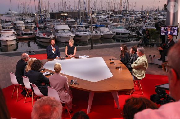Exclusif - Louise Ekland, Bastien Bouillon, Anne-Elisabeth Lemoine, Monica Bellucci, Bertrand Chameroy, Vincent Lacoste, Simon Abkarian, Nadia Tereszkiexicz - Plateau de l'émission "C à vous" lors du 79ème Festival International du Film de Cannes le 21 mai 2026.  

© Jack Tribeca / Bestimage