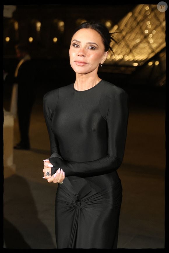 Même en vacances, pas question pour Posh Spice de lever le pied.
Exclusif - Victoria Beckham au dîner organisé à l'issue du vernissage de l'exposition "Louvre Couture, Objets d'Art, Objets de mode" à Paris en marge de la fashion week PAP automne/hiver 2025-2026 à Paris le 4 mars 2025.
© Alain Guizard / Bestimage