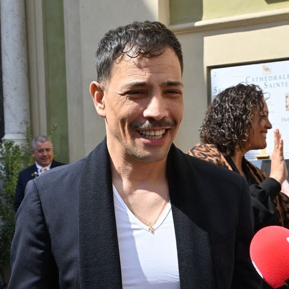 Dans la nef, le temps semblait s'être arrêté pour la "famille" de M6. Steevy Boulay et Benjamin Castaldi, figures historiques du programme, étaient présents. 

Steevy Boulay - Sorties des obsèques de Loana Petrucciani dans la cathédrale Sainte-Réparate à Nice le 10 avril 2026. L'ancienne star de téléréalité a été retrouvée morte dans son appartement niçois par les autorités, le 25 mars dernier. © Bruno Bebert/Bestimage