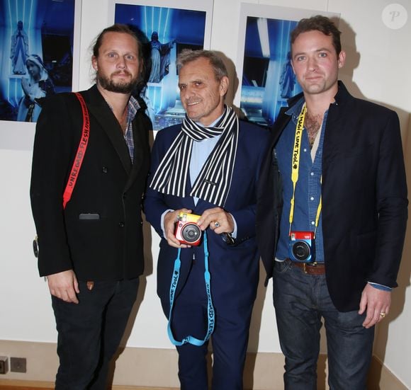 Un événement mondial qui a eu le mérite de faire l'actualité !

Jean-Charles de Castelbajac et ses fils Louis-Marie et Guilhem - JC de Castelbajac et ses fils présentent leur projet artistique familial réalisé entièrement avec l'Instax à Paris © Denis Guignebourg/Bestimage