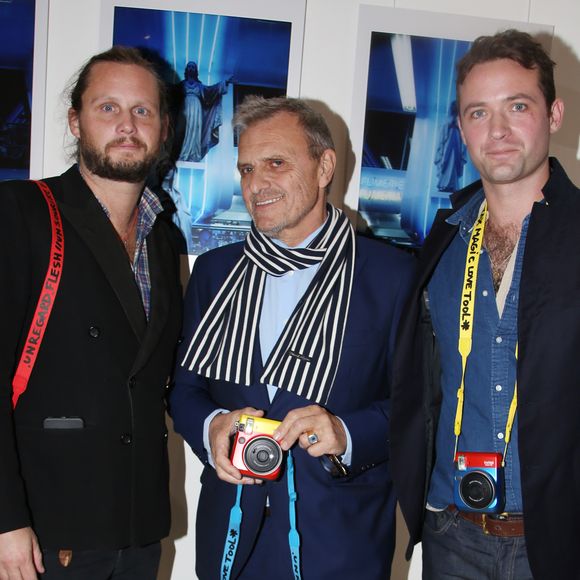 Un événement mondial qui a eu le mérite de faire l'actualité !

Jean-Charles de Castelbajac et ses fils Louis-Marie et Guilhem - JC de Castelbajac et ses fils présentent leur projet artistique familial réalisé entièrement avec l'Instax à Paris © Denis Guignebourg/Bestimage