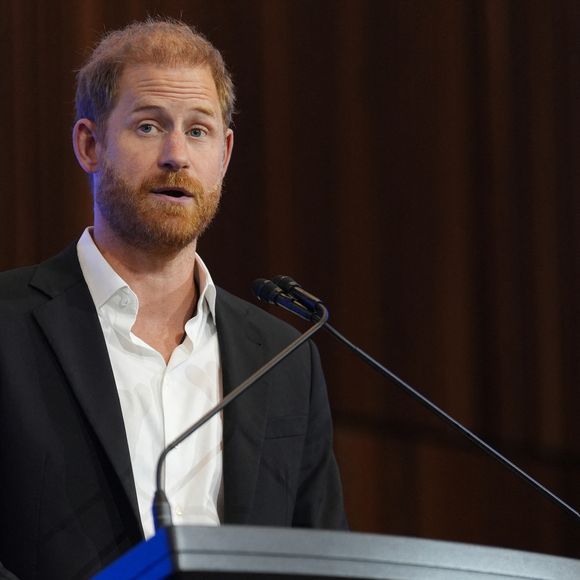 Très discrets sur leur nouvelle vie et la décision qu’ils ont prise, le couple, qui n’a toujours pas brisé le silence à ce sujet, a toutefois partagé quelques images de ce qui semble être un tout nouveau départ.

Le duc de Sussex (le prince Harry) prononce le discours principal lors du sommet InterEdge, au Centrepiece de Melbourne Park (Victoria), au troisième jour de la visite royale en Australie. Date de la photo : jeudi 16 avril 2026. © PA Photo/ Bestimage