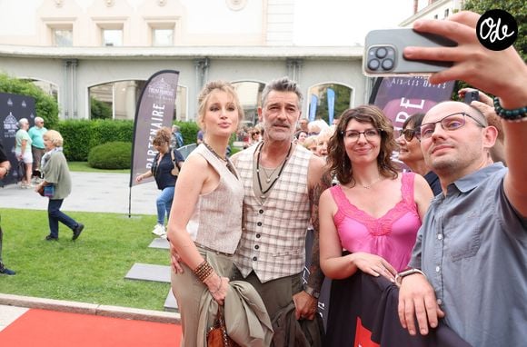 Par mesure conservatoire, le comédien mis en cause a été écarté du tournage. 

Exclusif - Catherine Davydzenka et son compagnon Stéphane Blancafort - Arrivées au photocall de la 3ème édition du Festival du Cinéma Français et de la Gastronomie d'Aix-les-Bains. Le 8 juin 2024
© Denis Guignebourg / Bestimage