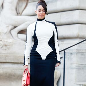 Tandis que Léna Situations a choisi une robe bicolore, noire et blanche.

Léna Situations au défilé Schiaparelli "Collection Haute Couture Printemps/Eté 2025" lors de la Fashion Week de Paris (PFW) au Petit Palais le 27 janvier 2025. © Christophe Clovis / Bestimage