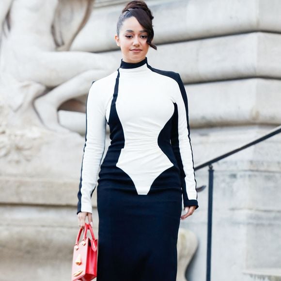 Tandis que Léna Situations a choisi une robe bicolore, noire et blanche.

Léna Situations au défilé Schiaparelli "Collection Haute Couture Printemps/Eté 2025" lors de la Fashion Week de Paris (PFW) au Petit Palais le 27 janvier 2025. © Christophe Clovis / Bestimage