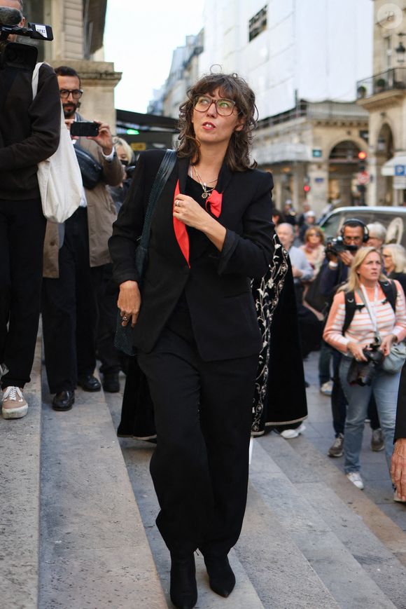 Claudia Squitieri, fille de Claudia Cardinale, arrive à la cérémonie d'enterrement de l'actrice italo-française Claudia Cardinale à l'église Saint-Roch à Paris, France, le 30 septembre 2025. Claudia Cardinale, décédée le 23 septembre à l'âge de 87 ans, a eu une carrière longue de six décennies et a été dirigée par de grands acteurs tels que Federico Fellini et Luchino Visconti. Photo par Raphael Lafargue/ABACAPRESS.COM