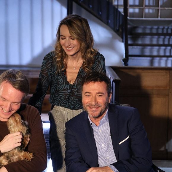 Laetitia Barlerin, vétérinaire et journaliste, Stéphane Rotenberg, lors de l'enregistrement de l'émission "Animaux Stars", présentée par Bernard Montiel et diffusée le 5 avril 2025 sur la chaîne Animaux. Paris, le 17 février 2025. 
© Denis Guignebourg / Bestimage