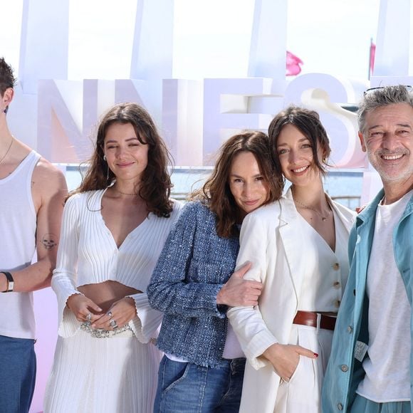 Il incarnait un personnage très important dans "Ici tout commence" mais en 2023, cet acteur a décidé de quitter la fiction de TF1.

Loan Becmont, Julie Sassoust, Zoi Severin, Vanessa Demouy Stephane Blancafort - Photocall de "Ici tout commence" lors du 7ème festival international Canneséries à Cannes. 
© Denis Guignebourg / Bestimage